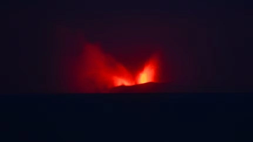 Núi lửa Anak Krakatau phun trào từ ngày 4/9. (Nguồn: ABC News) Núi lửa Anak Krakatau phun trào từ ngày 4/9. (Nguồn: ABC News)