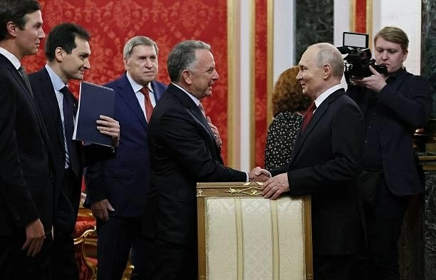 Tổng thống Nga Vladimir Putin (phải) đón Đặc phái viên Mỹ Steve Witkoff (thứ hai từ phải) và Jared Kushner (trái) trước cuộc hội đàm tại Moskva, ngày 5/9. (Nguồn: Getty Images)