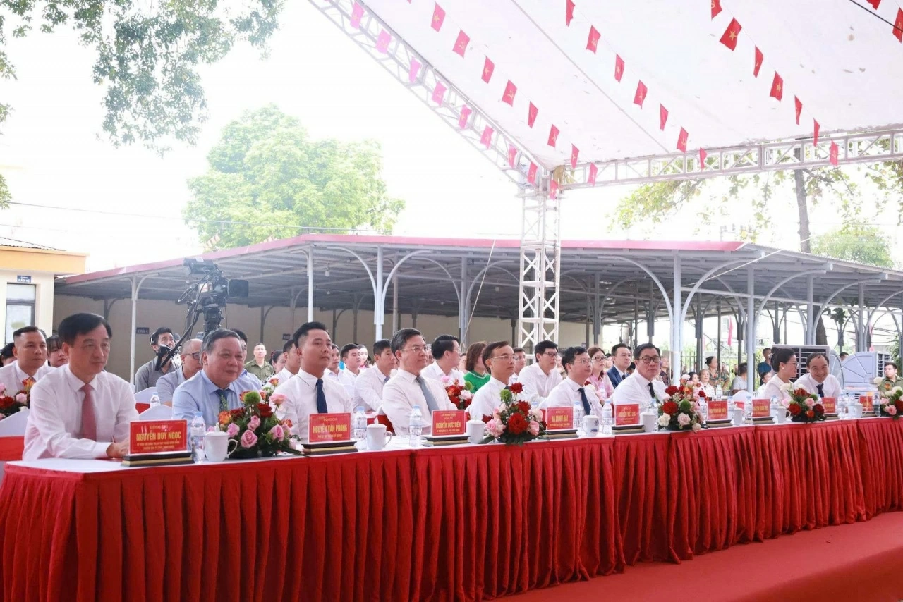 Trưởng ban Tổ chức Trung ương Nguyễn Duy Ngọc dự lễ khai giảng cùng thầy và trò nhà trường Minh Châu. (Ảnh: Minh Châu) Trưởng ban Tổ chức Trung ương Nguyễn Duy Ngọc dự lễ khai giảng cùng thầy và trò nhà trường Minh Châu. (Ảnh: Minh Châu)
