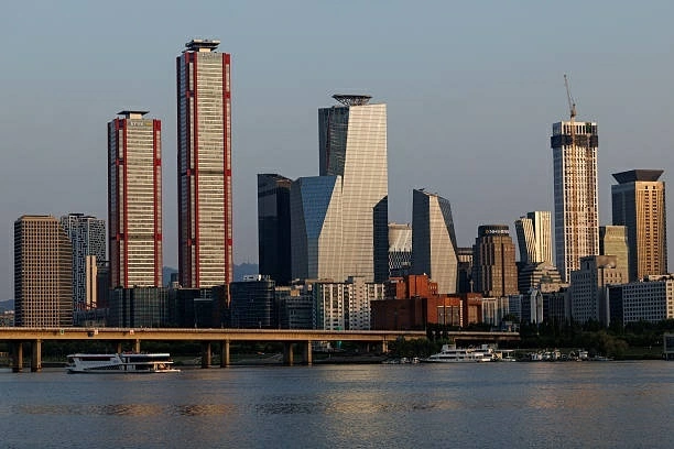 Dòng sông Hàn và các tòa nhà thương mại tại khu tài chính Yeouido ở Seoul, Hàn Quốc. (Nguồn: Getty Images)