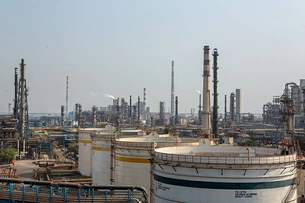 Các bồn chứa dầu tại nhà máy lọc dầu Hindustan Petroleum Corp. ở Mumbai, Ấn Độ, ngày 23/4. (Nguồn: Getty Images)