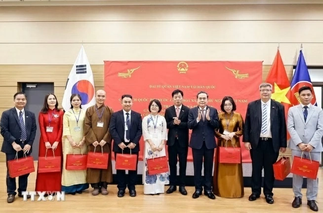Chủ tịch Quốc hội gặp gỡ cộng đồng người Việt Nam tại Hàn Quốc