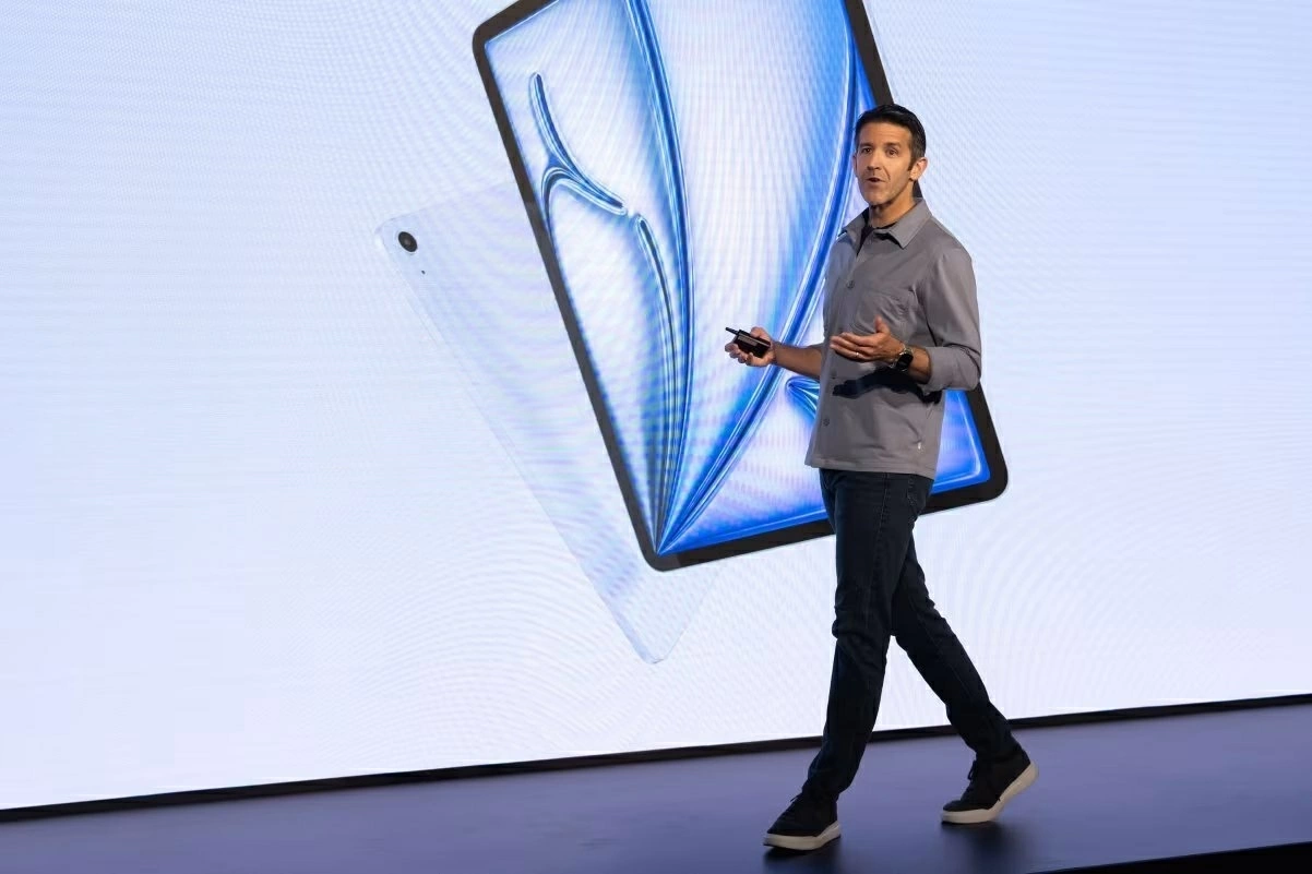 John Ternus, khi đó là Phó Chủ tịch cấp cao phụ trách kỹ thuật phần cứng tại Apple, phát biểu tại một sự kiện của công ty ở New York, Mỹ, ngày 4/3. (Nguồn: Getty Images)