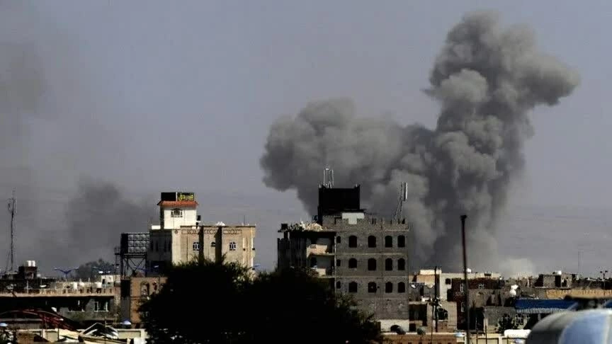 Quân đội Yemen rải mưa không kích vào lực lượng Houthi