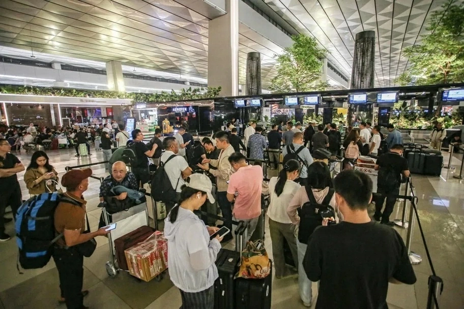 Núi lửa Indonesia phun trào, đóng cửa 8 sân bay, hủy hơn 1.500 chuyến bay Núi lửa Indonesia phun trào, đóng cửa 8 sân bay, hủy hơn 1.500 chuyến bay