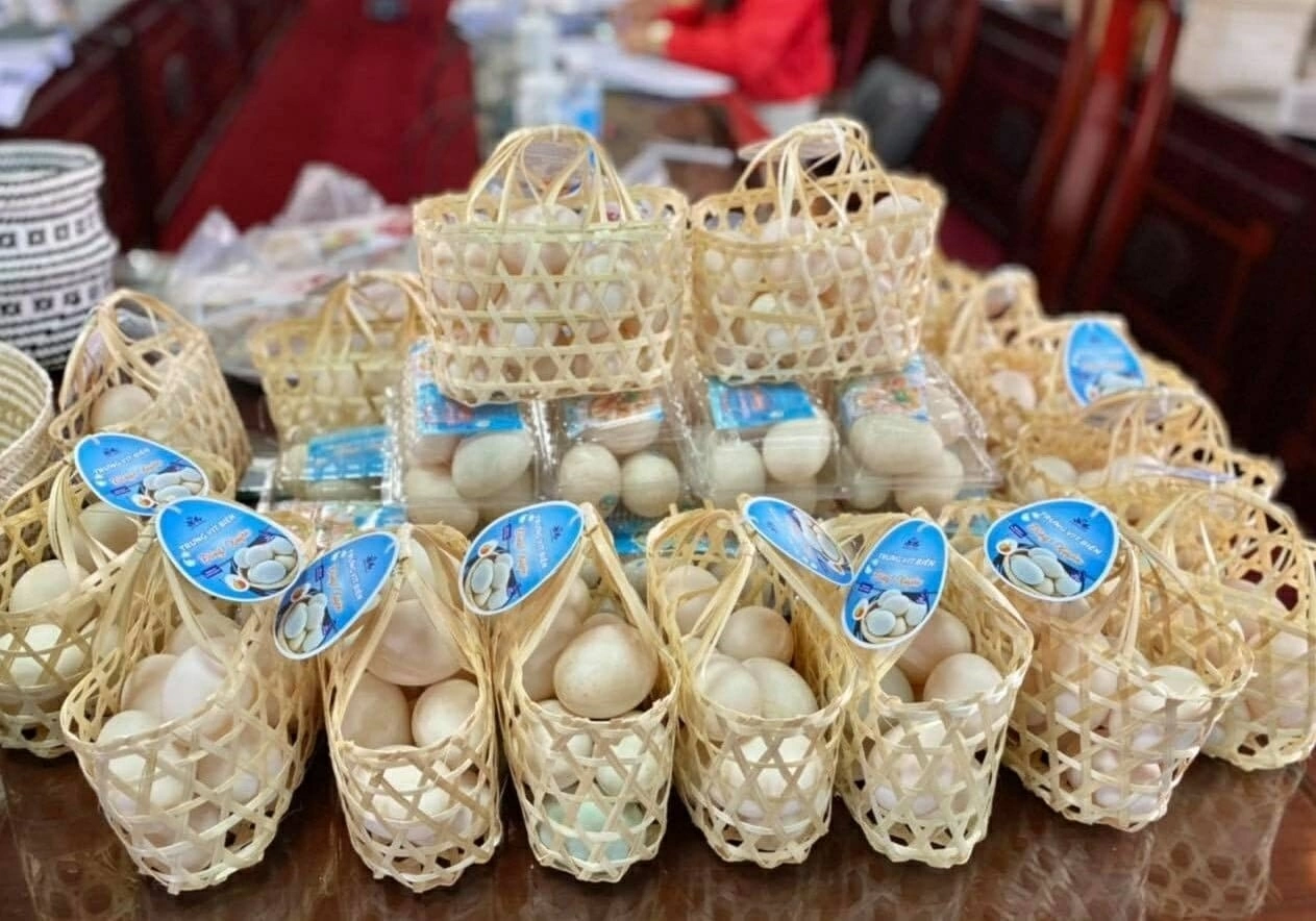 Sản phẩm “Trứng vịt biển Đông Xuyên” của HTX Chăn nuôi tổng hợp Đông Xuyên được công nhận 4 sao OCOP. Sản phẩm “Trứng vịt biển Đông Xuyên” của HTX Chăn nuôi tổng hợp Đông Xuyên được công nhận 4 sao OCOP.