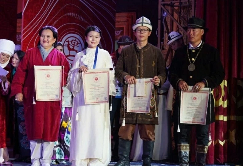 Nghệ sĩ đàn bầu Vân Trung giành giải Ba cuộc thi Âm nhạc truyền thống quốc tế ở Kyrgyzstan Nghệ sĩ đàn bầu Vân Trung giành giải Ba cuộc thi Âm nhạc truyền thống quốc tế ở Kyrgyzstan