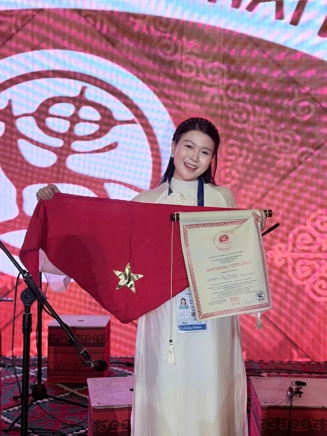 Nghệ sĩ đàn bầu Vân Trung giành giải Ba cuộc thi Âm nhạc truyền thống quốc tế ở Kyrgyzstan Nghệ sĩ đàn bầu Vân Trung giành giải Ba cuộc thi Âm nhạc truyền thống quốc tế ở Kyrgyzstan