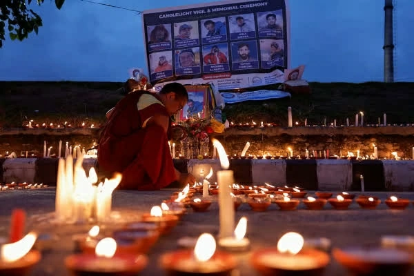 Nepal tổ chức ngày quốc tang, treo cờ rủ tưởng niệm các nạn nhân trong thảm họa lũ quét. (Nguồn: Khaleej Times) Nepal tổ chức ngày quốc tang, treo cờ rủ tưởng niệm các nạn nhân trong thảm họa lũ quét. (Nguồn: Khaleej Times)