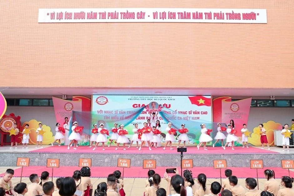Con trai cố nhạc sĩ Văn Cao giao lưu với học sinh Trường Tiểu học Bùi Quốc Khái Con trai cố nhạc sĩ Văn Cao giao lưu với học sinh Trường Tiểu học Bùi Quốc Khái