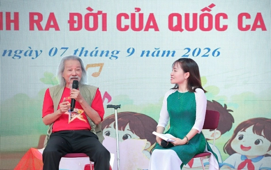 Con trai cố nhạc sĩ Văn Cao giao lưu với học sinh Trường Tiểu học Bùi Quốc Khái