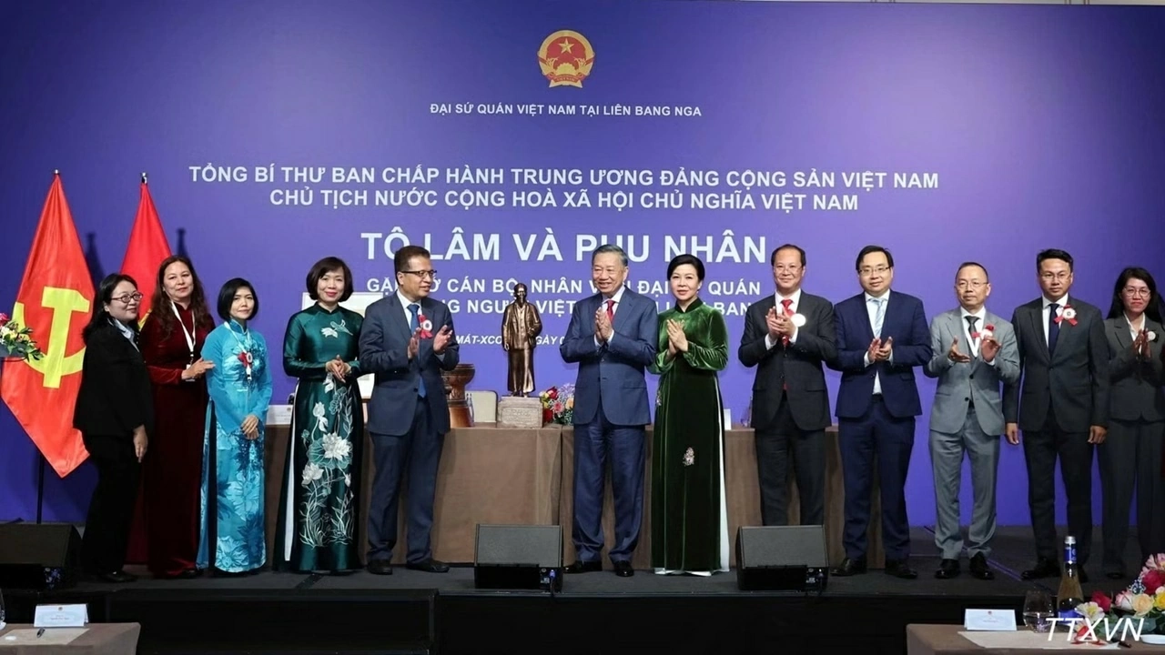 Tổng Bí thư, Chủ tịch nước Tô Lâm gặp gỡ cán bộ nhân viên Đại sứ quán và cộng đồng người Việt tại Liên bang Nga
