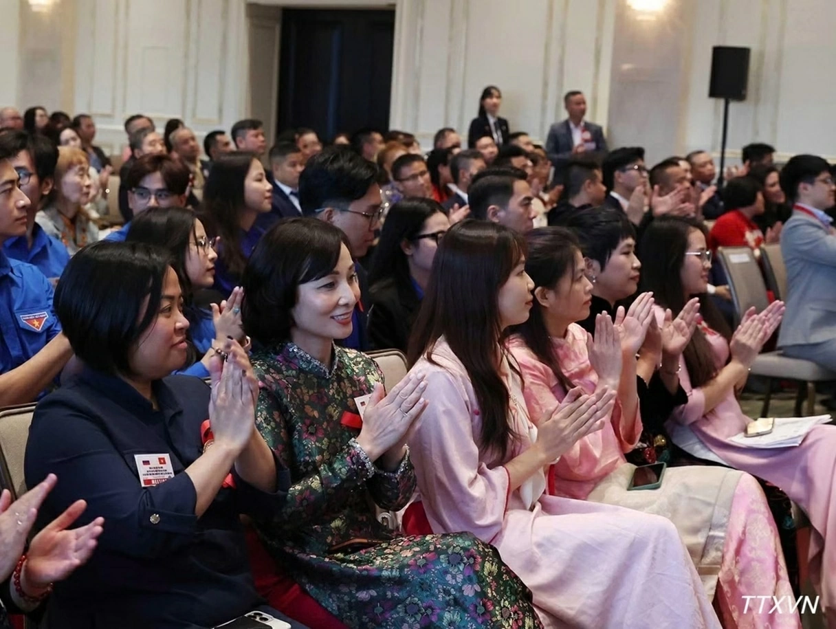 Tổng Bí thư, Chủ tịch nước Tô Lâm gặp gỡ cán bộ nhân viên Đại sứ quán và cộng đồng người Việt tại Liên bang Nga