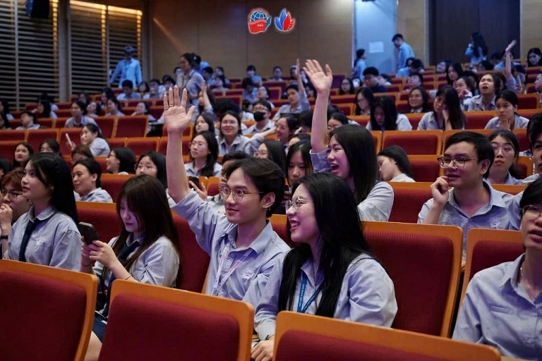 Từ mô hình dạy tiếng Anh sang sử dụng tiếng Anh