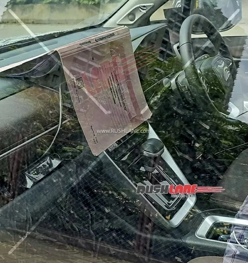 Khu vực táp-lô và cụm điều khiển trung tâm của Toyota Innova Hycross facelift có bố cục khá tương đồng với bản hiện hành. Khu vực táp-lô và cụm điều khiển trung tâm của Toyota Innova Hycross facelift có bố cục khá tương đồng với bản hiện hành.