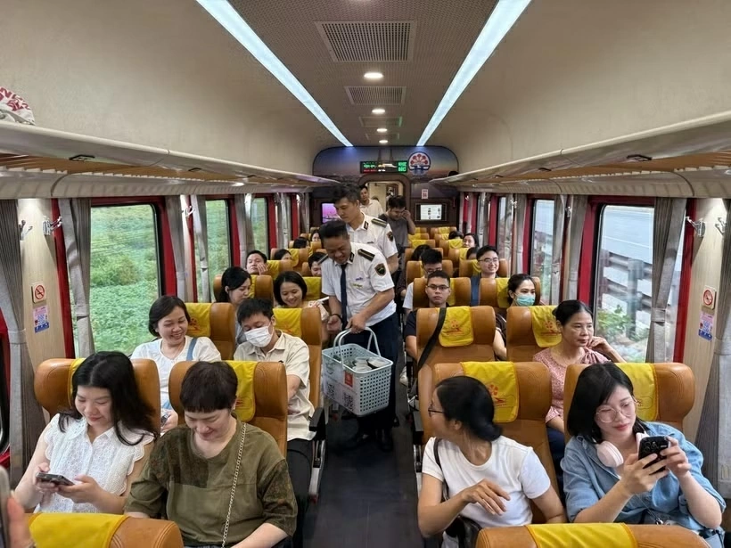 Đoàn tàu Bạch Mai: Đúng giờ, tiện nghi và bài toán giảm áp lực giao thông