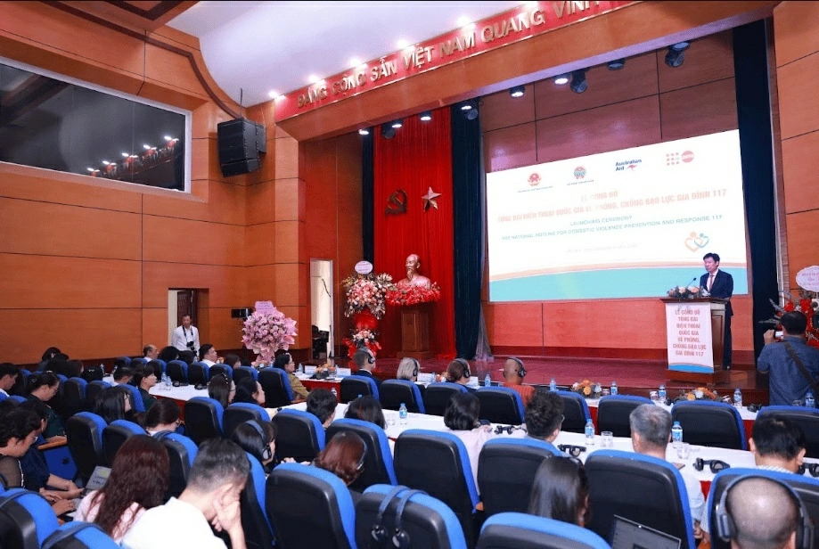 Toàn cảnh sự kiện kích hoạt Tổng đài Quốc gia 117 về phòng, chống bạo lực gia đình. (Nguồn: UNFPA) Toàn cảnh sự kiện kích hoạt Tổng đài Quốc gia 117 về phòng, chống bạo lực gia đình. (Nguồn: UNFPA)
