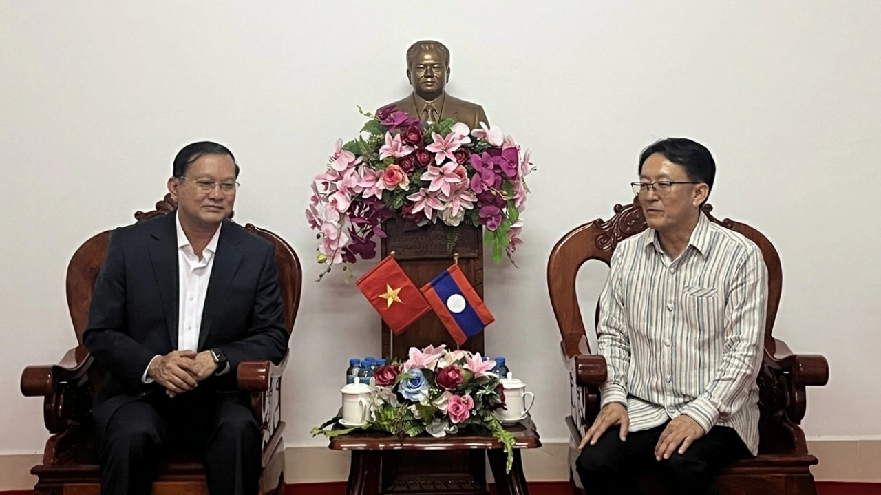 Tổng Lãnh sự quán Việt Nam tại Savannakhet (Lào) làm việc với Bí thư Thành ủy Kaysone Phomvihane Tổng Lãnh sự quán Việt Nam tại Savannakhet (Lào) làm việc với Bí thư Thành ủy Kaysone Phomvihane