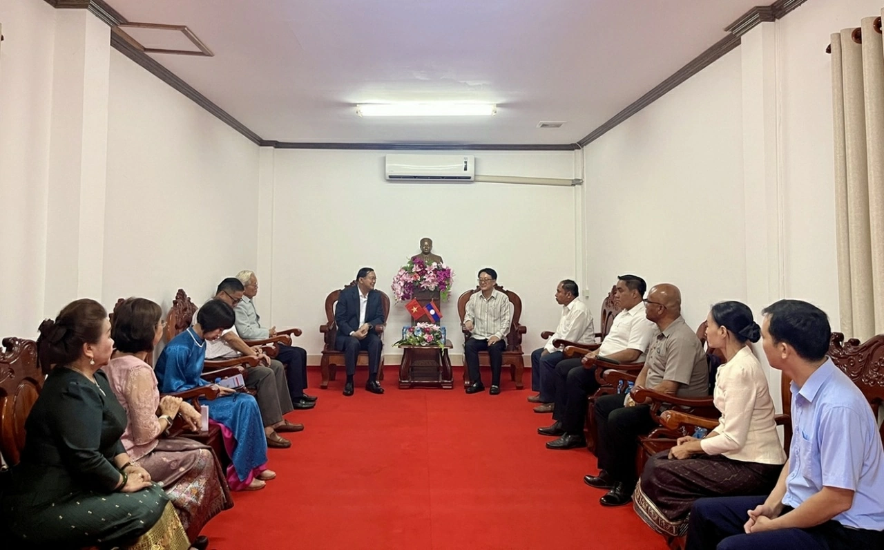 Tổng Lãnh sự quán Việt Nam tại Savannakhet (Lào) làm việc với Bí thư Thành ủy Kaysone Phomvihane Tổng Lãnh sự quán Việt Nam tại Savannakhet (Lào) làm việc với Bí thư Thành ủy Kaysone Phomvihane