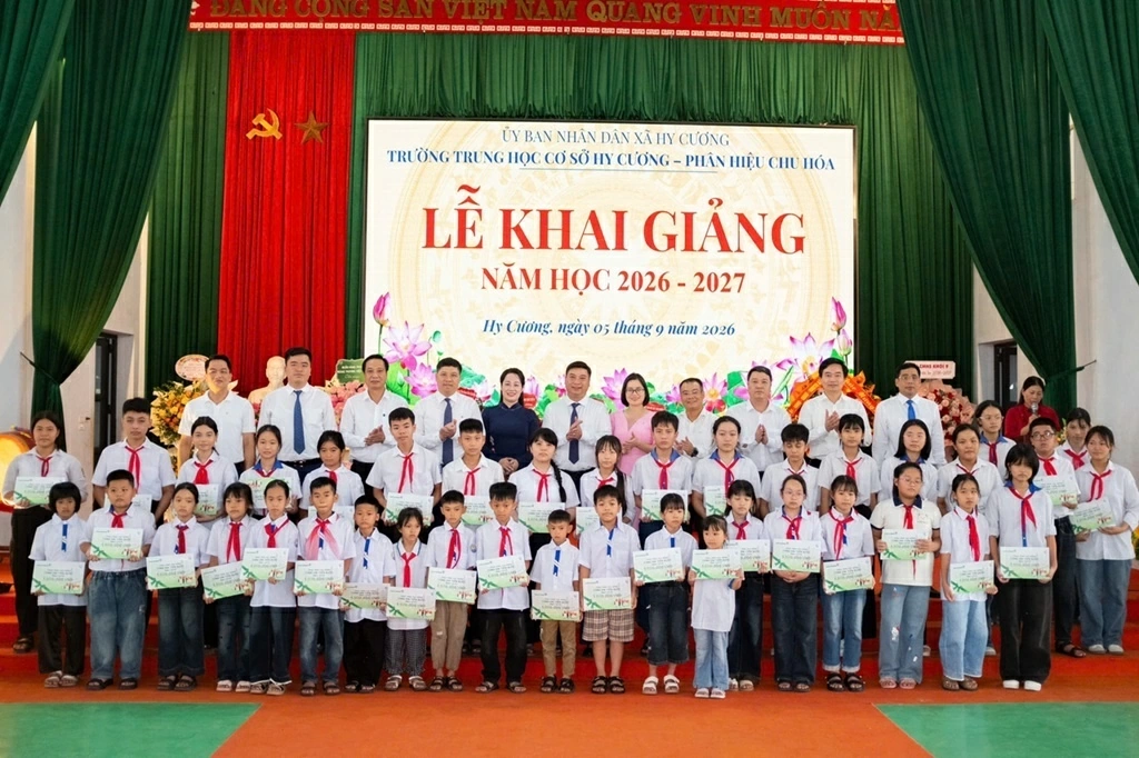 Ông Hồng Quang - Thành viên Hội đồng quản trị, Chủ tịch Công đoàn Vietcombank (hàng cuối, thứ 4 từ trái sang) và ông Đinh Tiến Hải - Giám đốc Quỹ Bảo trợ trẻ em Việt Nam (hàng cuối, thứ 6 từ trái sang) cùng đại diện lãnh đạo Chi nhánh Vietcombank Phú Thọ trao học bổng “Cùng em tiến bước” cho các em học sinh tại Trường THCS Hy Cương - Phân hiệu Chu Hóa (xã Hy Cương, tỉnh Phú Thọ) Ông Hồng Quang - Thành viên Hội đồng quản trị, Chủ tịch Công đoàn Vietcombank (hàng cuối, thứ 4 từ trái sang) và ông Đinh Tiến Hải - Giám đốc Quỹ Bảo trợ trẻ em Việt Nam (hàng cuối, thứ 6 từ trái sang) cùng đại diện lãnh đạo Chi nhánh Vietcombank Phú Thọ trao học bổng “Cùng em tiến bước” cho các em học sinh tại Trường THCS Hy Cương - Phân hiệu Chu Hóa (xã Hy Cương, tỉnh Phú Thọ)