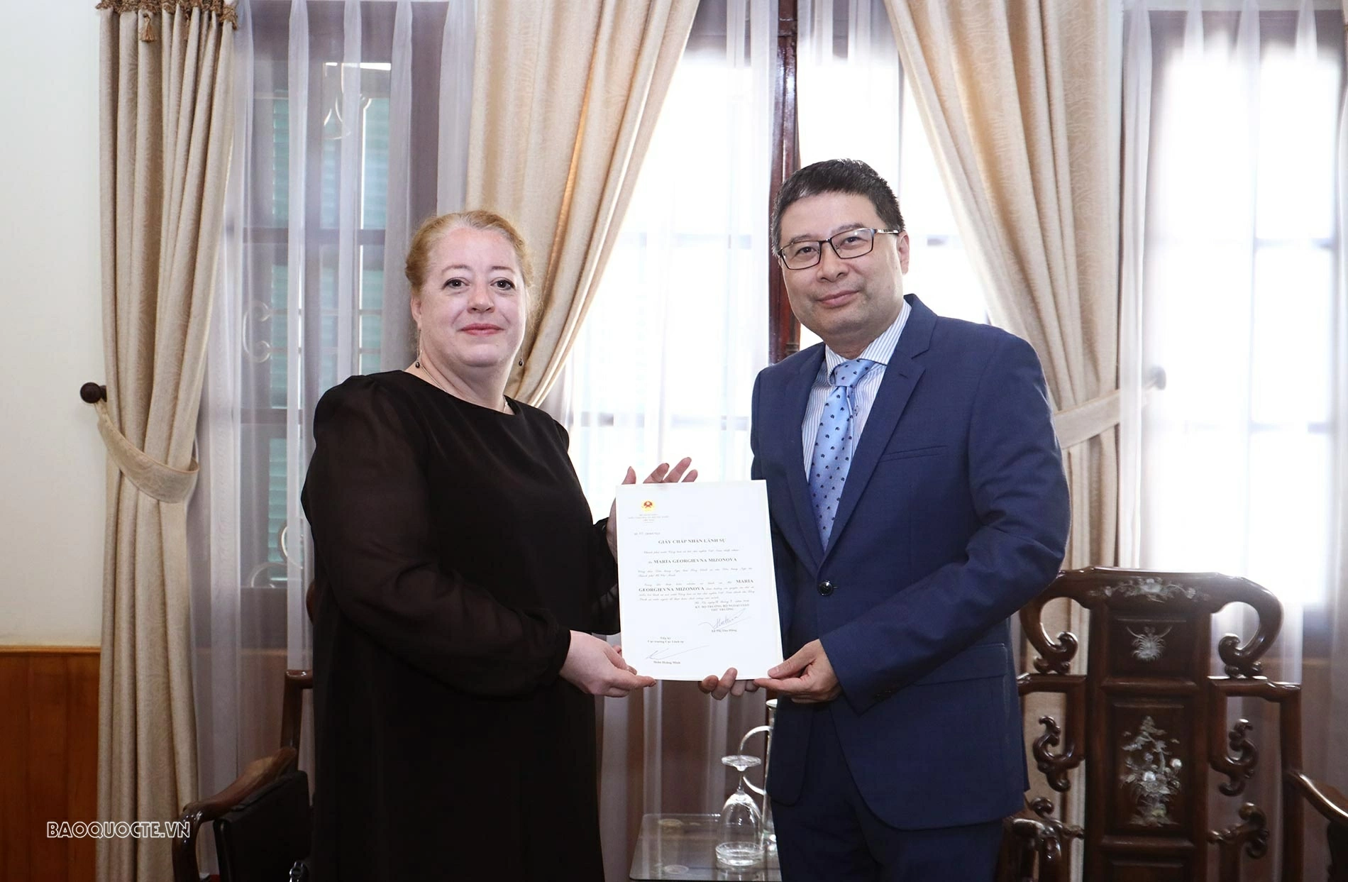 Cục trưởng Cục Lãnh sự Doãn Hoàng Minh đã trao Giấy Chấp nhận lãnh sự cho bà Maria Georgievna Mizonova, Tổng Lãnh sự của Liên bang Nga tại TP. Hồ Chí Minh. (Ảnh: Thành Long)