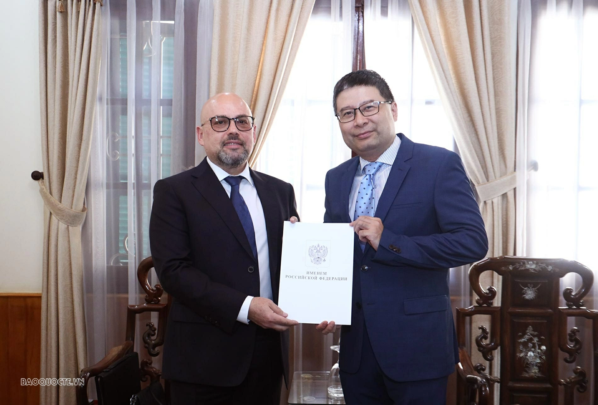 Cục trưởng Cục Lãnh sự Doãn Hoàng Minh đã trao Giấy Chấp nhận lãnh sự cho ông Igor Samvelovich Bayazov, Tổng Lãnh sự của Liên bang Nga tại TP. Đà Nẵng. (Ảnh: Thành Long)