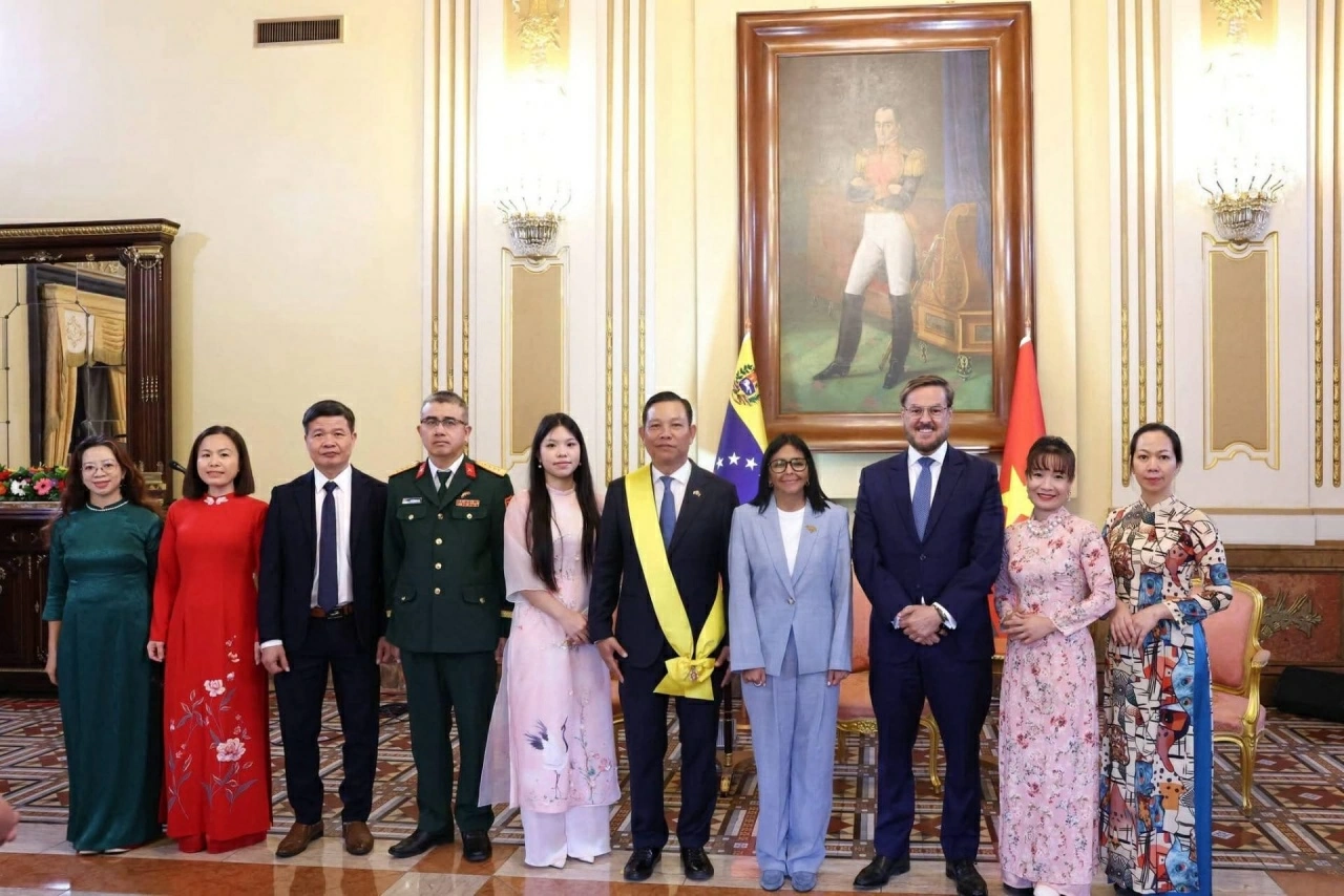 Venezuela trao tặng Huân chương Francisco de Miranda hạng Nhất cho Đại sứ Vũ Trung Mỹ nhân kết thúc nhiệm kỳ công tác