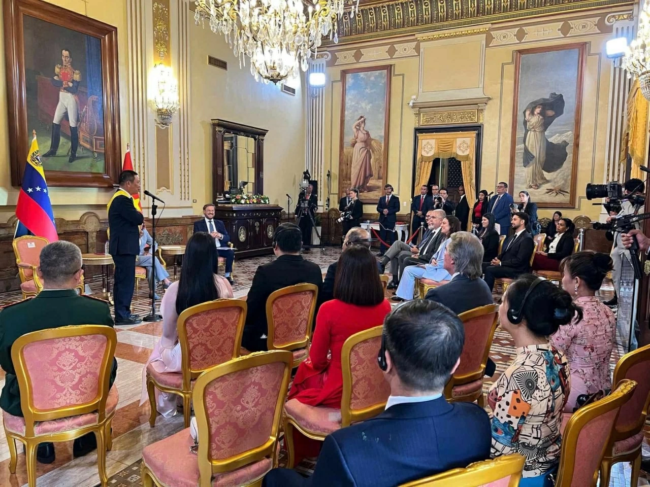 Venezuela trao tặng Huân chương Francisco de Miranda hạng Nhất cho Đại sứ Vũ Trung Mỹ nhân kết thúc nhiệm kỳ công tác