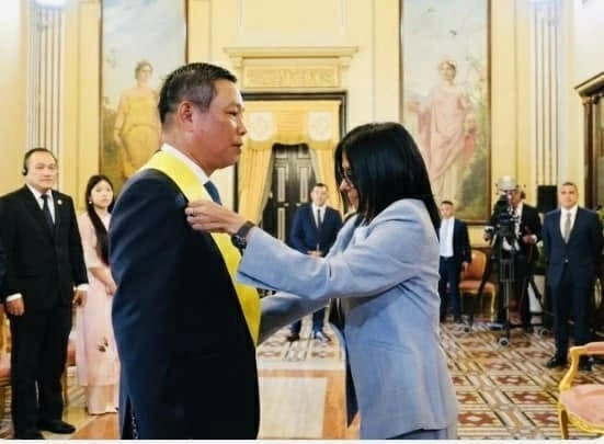 Venezuela trao tặng Huân chương Francisco de Miranda hạng Nhất cho Đại sứ Vũ Trung Mỹ