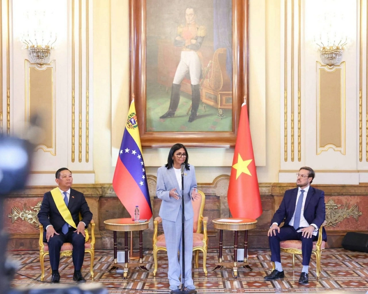 Venezuela trao tặng Huân chương Francisco de Miranda hạng Nhất cho Đại sứ Vũ Trung Mỹ nhân kết thúc nhiệm kỳ công tác