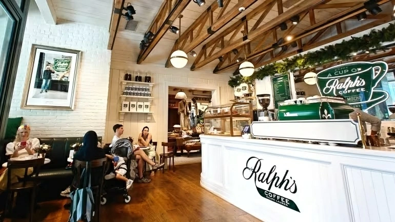 Ralph’s Coffee trong cửa hàng Ralph Lauren trên đường Shaw, Singapore, là một trong nhiều quán cà phê được các thương hiệu xa xỉ mở tại quốc đảo này trong vài năm gần đây. Ralph’s Coffee trong cửa hàng Ralph Lauren trên đường Shaw, Singapore, là một trong nhiều quán cà phê được các thương hiệu xa xỉ mở tại quốc đảo này trong vài năm gần đây.
