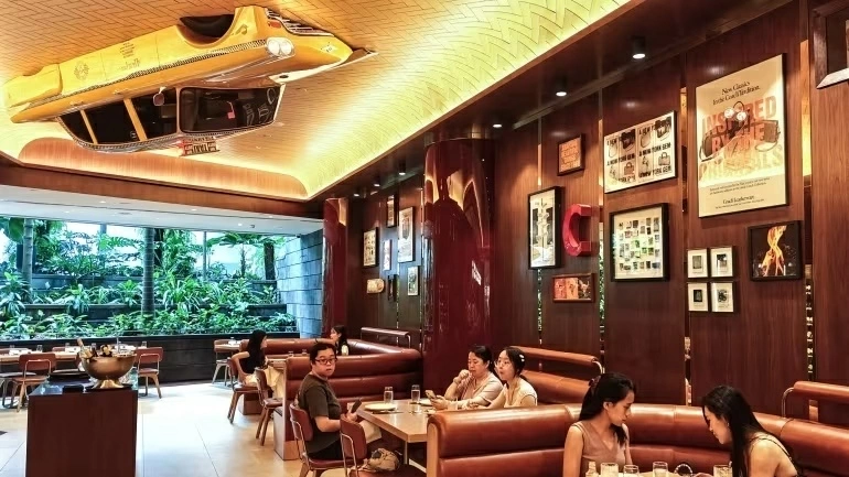 Nhà hàng Coach tại Jewel Changi Airport giúp Singapore trở thành thành phố đầu tiên trên thế giới có đủ ba mô hình F&B của thương hiệu xa xỉ này. Nhà hàng Coach tại Jewel Changi Airport giúp Singapore trở thành thành phố đầu tiên trên thế giới có đủ ba mô hình F&B của thương hiệu xa xỉ này.