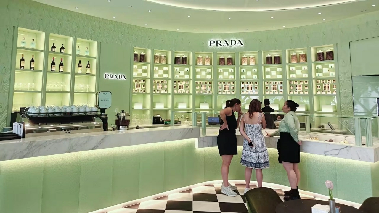 Prada Caffe tại cửa hàng ION Orchard, Singapore, là quán cà phê đầu tiên của thương hiệu xa xỉ Italy này tại châu Á, trong chiến lược mở rộng sang trải nghiệm ẩm thực. (Nguồn: Nikkei Asia) Prada Caffe tại cửa hàng ION Orchard, Singapore, là quán cà phê đầu tiên của thương hiệu xa xỉ Italy này tại châu Á, trong chiến lược mở rộng sang trải nghiệm ẩm thực. (Nguồn: Nikkei Asia)