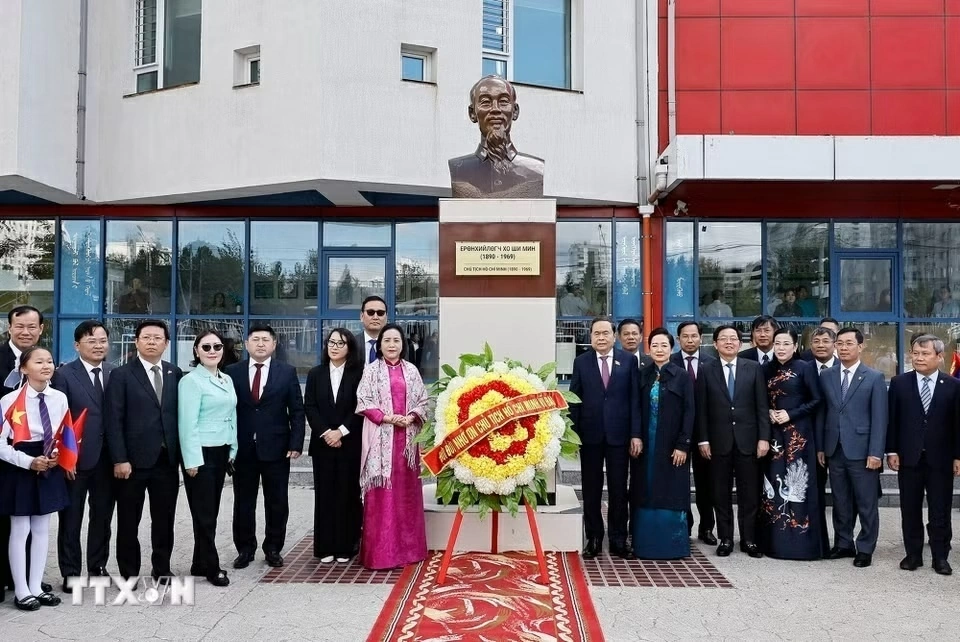 Chủ tịch Quốc hội Trần Thanh Mẫn thăm Trường mang tên Chủ tịch Hồ Chí Minh tại Mông Cổ Chủ tịch Quốc hội Trần Thanh Mẫn thăm Trường mang tên Chủ tịch Hồ Chí Minh tại Mông Cổ
