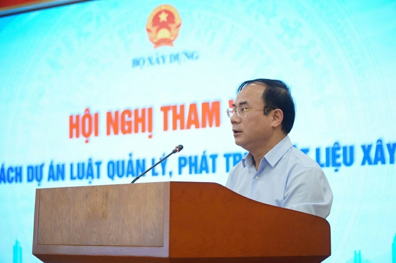 Thứ trưởng Bộ Xây dựng Nguyễn Văn Sinh phát biểu khai mạc Hội nghị.