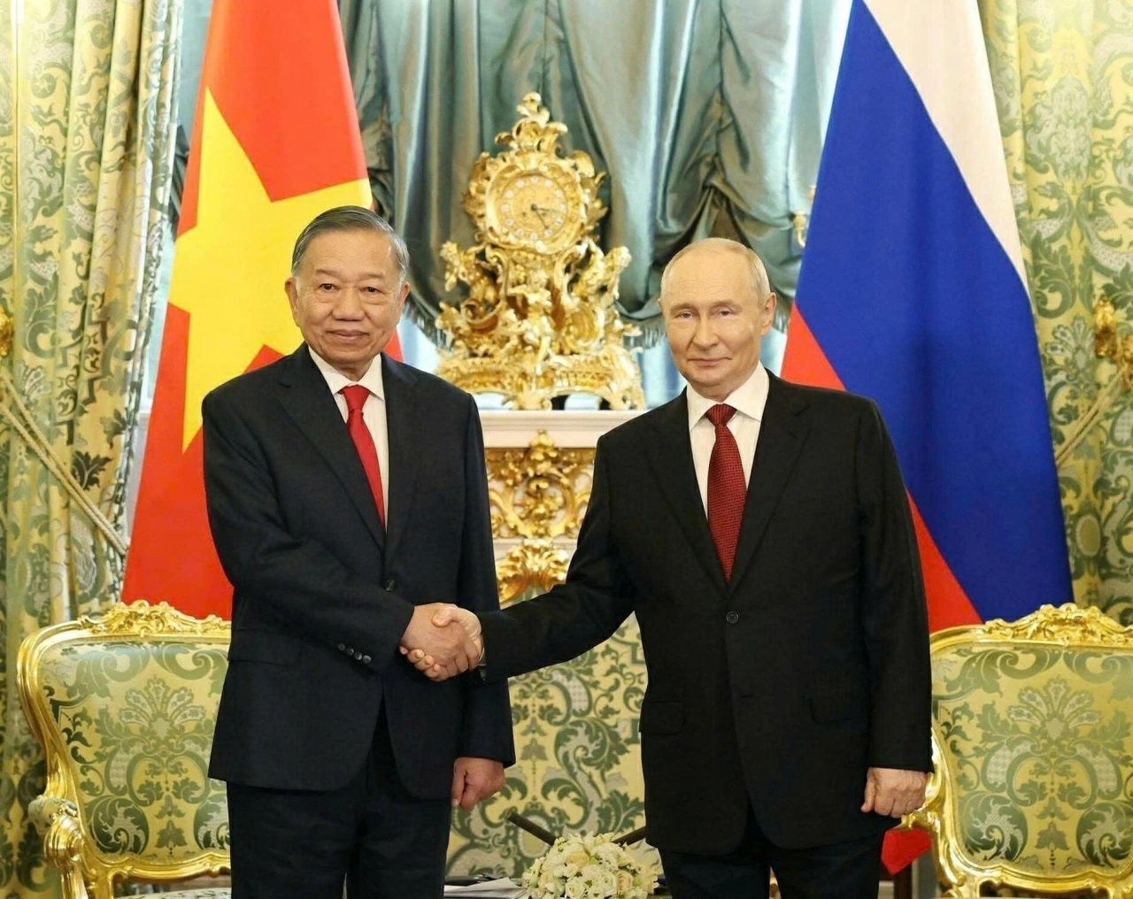 Tổng thống Vladimir Putin và Tổng Bí thư, Chủ tịch nước Tô Lâm tại Lễ đón ở Điện Kremlin.