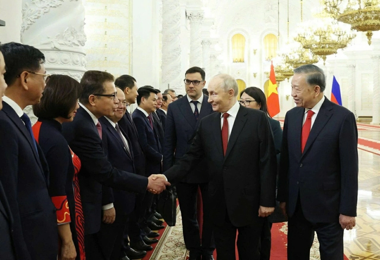 Tổng thống Liên bang Nga Vladimir Putin chào đón Đoàn đại biểu cấp cao Việt Nam tại Sảnh Thánh George, Điện Kremlin