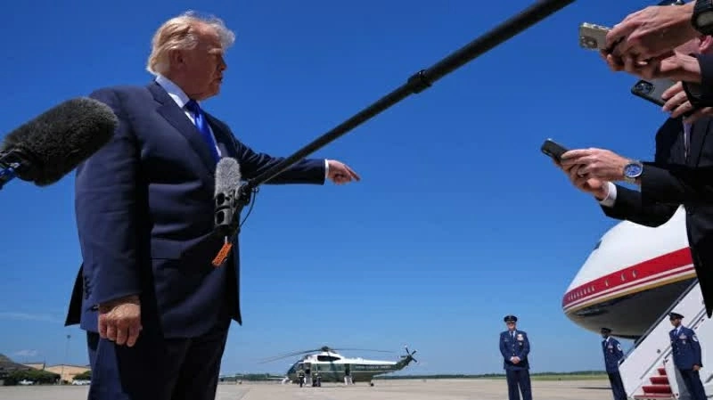 Tổng thống Mỹ Donald Trump trả lời báo chí trước chuyến đi tới Dallas, bang Texas, ngày 9/9. (Nguồn: Concho Valley)