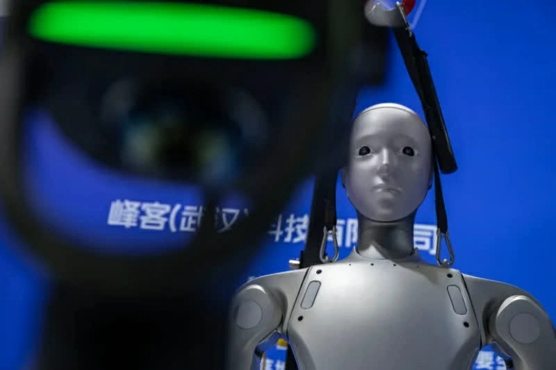 Robot hình người được trưng bày tại Triển lãm Chuỗi cung ứng quốc tế Trung Quốc ở Bắc Kinh, trong bối cảnh nước này đẩy mạnh phát triển AI và robot. (Nguồn: Al Jazeera)