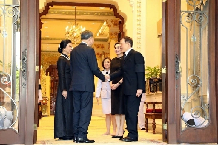 Tổng Bí thư, Chủ tịch nước Tô Lâm và Phu nhân cùng Nhà vua Maha Vajiralongkorn và Hoàng hậu Thái Lan - Ảnh: Hoàng gia Thái Lan Tổng Bí thư, Chủ tịch nước Tô Lâm và Phu nhân cùng Nhà vua Maha Vajiralongkorn và Hoàng hậu Thái Lan - Ảnh: Hoàng gia Thái Lan