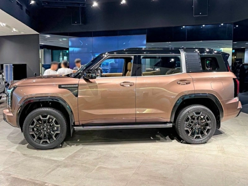 Mitsubishi Pajero thế hệ mới sở hữu kiểu dáng vuông vức, phần đầu xe lớn cùng nhiều đường nét khỏe khoắn. Mitsubishi Pajero thế hệ mới sở hữu kiểu dáng vuông vức, phần đầu xe lớn cùng nhiều đường nét khỏe khoắn.