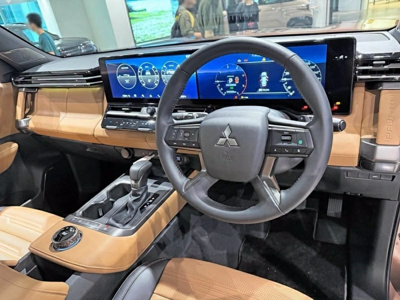 Không gian bên trong Pajero thế hệ mới được thiết kế theo cấu hình ba hàng ghế, cung cấp 7 chỗ ngồi. Không gian bên trong Pajero thế hệ mới được thiết kế theo cấu hình ba hàng ghế, cung cấp 7 chỗ ngồi.