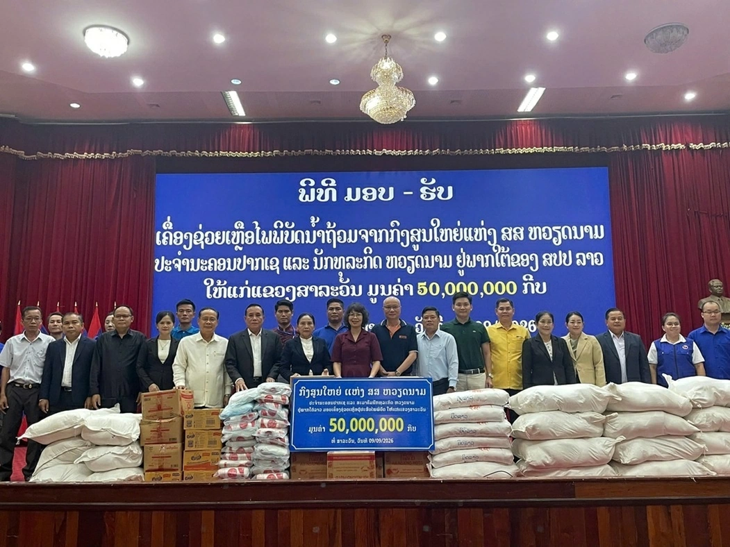 Tổng Lãnh sự quán Việt Nam tại Pakse trao quà hỗ trợ lũ lụt tại Sekong và Salavan (Lào)