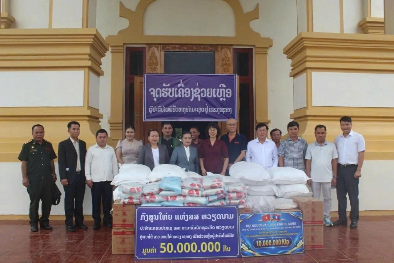 Tổng Lãnh sự quán Việt Nam tại Pakse trao quà hỗ trợ lũ lụt tại Sekong và Salavan (Lào)