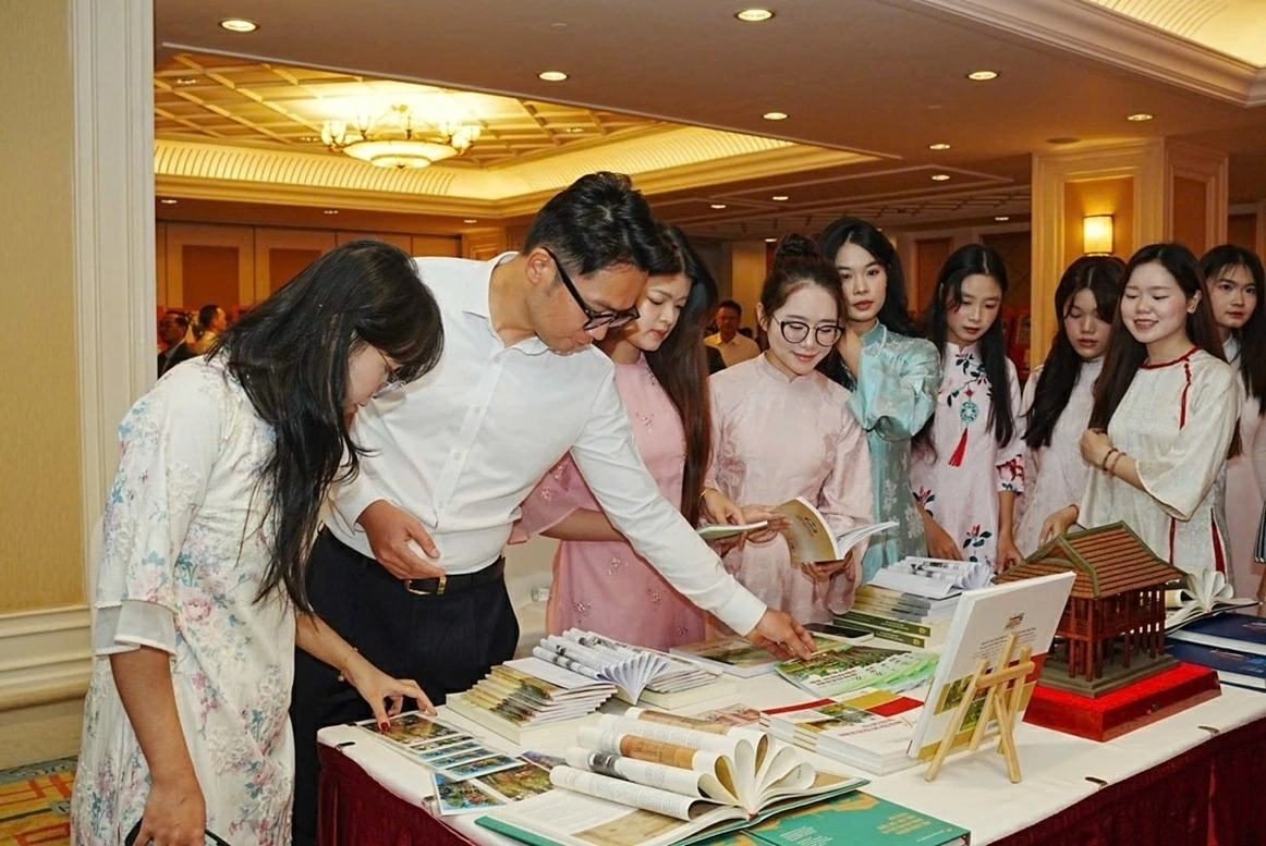 Tổng Lãnh sự quán Việt Nam tại Côn Minh (Trung Quốc) tổ chức chuỗi hoạt động tôn vinh Chủ tịch Hồ Chí Minh