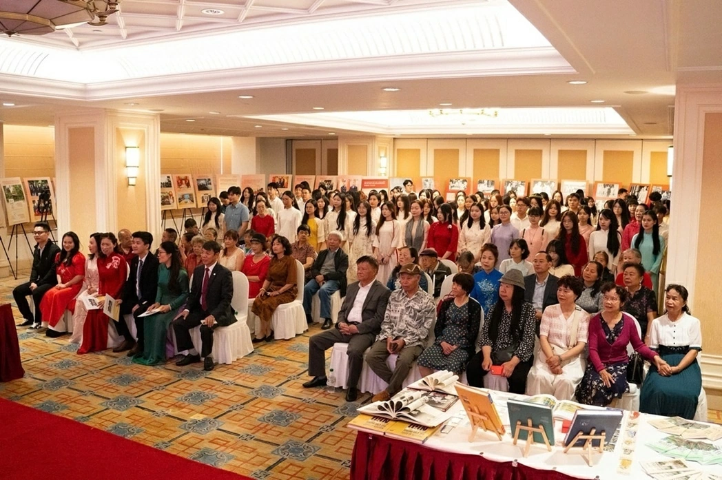 Tổng Lãnh sự quán Việt Nam tại Côn Minh (Trung Quốc) tổ chức chuỗi hoạt động tôn vinh Chủ tịch Hồ Chí Minh