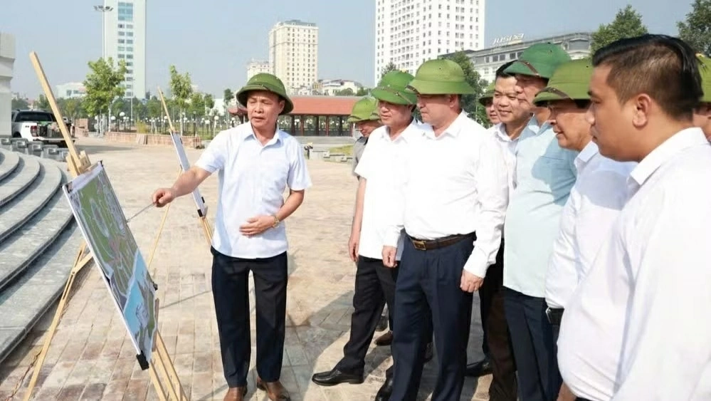 Lãnh đạo tỉnh Bắc Ninh kiểm tra các hạng mục tại Dự án đầu tư xây dựng hạ tầng kỹ thuật và các công trình phụ trợ Công viên Văn Miếu tại phường Võ Cường và phường Kinh Bắc. (Ảnh: T.D)