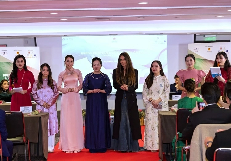 Xây dựng một sân chơi riêng cho Áo dài Việt Nam từ Fashion Week