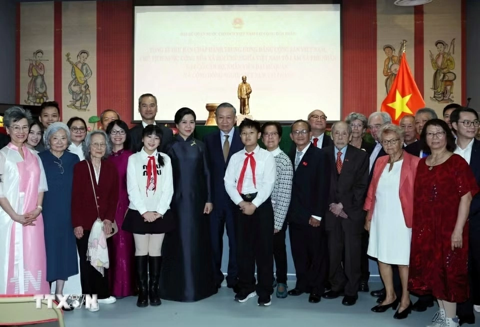 Tổng Bí thư, Chủ tịch nước Tô Lâm gặp gỡ cán bộ, nhân viên Đại sứ quán và đại điện cộng đồng người Việt Nam tại Pháp