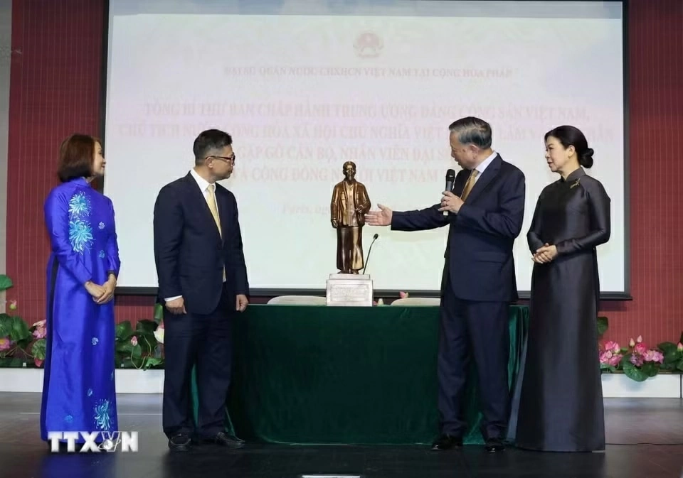 Tổng Bí thư, Chủ tịch nước Tô Lâm gặp gỡ cán bộ, nhân viên Đại sứ quán và đại điện cộng đồng người Việt Nam tại Pháp